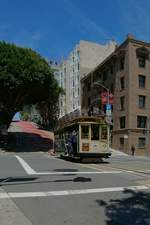 Cable Car Nr. 3 war am 22.5.2019 auf der Powell & Hyde Linie unterwegs in Richtung Market street. Hier wird die Kreuzung Bush und Powell passiert.