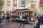 Auf der Drehscheibe am Ende der Powell Street, an der Market Street, in San Francisco wird Wagen #23 der San Francisco Municipal Railway gewendet. Dies findet nach wie vor per Hand statt. Die Aufnahme entstand am 06. September 2002.