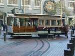 Ein Cable Car wird an der Endhaltestelle Powell Street von Hand gewendet.