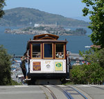 Voll besetzt mit  Handyselbtportraitstangen  wild um sich schlagenden Touristen aus aller Herren Länder fuhr Wagen 27 der Powell-Hyde-Linie die steile Hyde Street bergauf und wurde von mir am 28. April 2016 an der Ecke Chestnut Street fotografiert von aus man einen herrlichen Blick auf das weltberühmte, 1963 von Justizminister Robert F. Kennedy geschlossene  Hochsicherheitsgefängis Alcatraz hat.  :) 