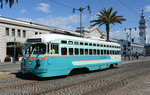 Dem Embarcadero in Richtung Fishermans Wharf fahrend habe ich den PCC Wagen mit der Ordnungsnummer 1067 welcher als Hommage an das 1962 stillgelegte Straßenbahnnetz  D.C.