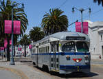 Dem Embarcadero in Richtung Castro fahrend habe ich den PCC Wagen mit der Ordnungsnummer 1070 des stillgelegte Straßenbahnnetz  Newark (Public Service Coordinated Transport, Newark) am 27 April.