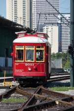 Riverfront-Tramwagen bei der Einfahrt in die Endhaltestelle am French Market in New Orleans (29.5.09)