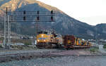 Kurz nach Sonnenuntergang erscheint dieser UP-Zug bei einer Ausweichstelle auf der Bergfahrt Richtung Cajon Pass.