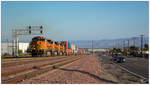 BNSF 5168 GE C44-9W (Dash9-44CW) + BNSF 4333 GE C44-9W + BNSF 4811 GE C44-9W + BNSF 4541 GE C44-9W ziehen einen langen Containerzug, von San Bernardino in Richtung Cajon Pass.