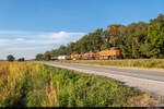 Am 01.10.2022 sind GE ES44C4 BNSF 6601, GE ES44C4 BNSF 6851 und EMD SD70ACe KCS 4189 unterwegs mit einem Güterzug auf der Riverside Sub in Richtung Süden und konnten hie bei Turrell AR, USA