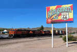 Hier kommen die West-Ost-Frachtzüge und die nostalgische Route 66 zusammen. Kingman, AZ, 17.9.2022