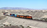 Intermodal Train (Containerzug) ein paar Meilen östlich von Needles, CA. In wenigen Augenblicken überquert dieser Zug die Staatsgrenze Kalifornien/Arizona. Dies ist ein sehr guter und leicht erreichbarer Fotopunkt auf einer Strassenüberführung. Needles, CA, 19.9.2022