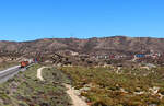 Hill 582: von der Passhöhe her nähert sich ein langer Containerzug, der langsam talwärts Richtung San Bernardino rollt. Cajon Pass, CA, 21.9.2022