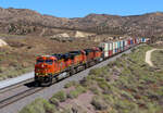 Hill 582, 13.38 Uhr: die vier Loks des Containerzuges fahren bei uns vorbei. Cajon Pass, 21.9.2022 