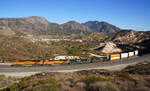 Panoramafoto der Sullivan's Curve: alle Containerwagen, die auf diesem Bild zu sehen sind, gehören zum gleichen Zug! Cajon Pass, CA, 22.9.2022