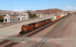 Ein weiterer Containerzug passiert den Personenbahnhof von Barstow mit dem imposanten Bahnhofgebäude. Das Foto wurde von einer Strassenbrücke aus gemacht. Barstow, CA, 24.9.2022