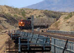 Ein Containerzug fährt aus Richtung Westen auf die Brücke an der Grenze Kaliforniern/Arizona zu. Topock, AZ, 30.9.2022
