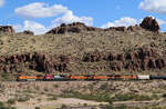 Etwas südöstlich von Kingman, AZ, bietet die Historic Route 66 sehr gute Fotostellen in der fantastischen Landschaft: Fünf Loks ziehen einen gemischten Güterzug in der roten Felswüste ostwärts. Kingman, AZ, 30.9.2022
