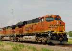 Eine Dash-9 der BNSF mit dem aktuellsten Design des Firmenlogos durchfhrt Rose Hill, KS mit einem Gterzug in Richtung Sden.