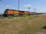 Die BNSF Loks 5472, 5449, 9809 und 760 bespannen am 18.9.2007 einen Gterzug, aufgenommen in Rosenberg (bei Houston, Texas).