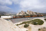 Am Cajon Pass den 26.06.2026 k�mpfte sich der Zug gezogen von BNSF, in Richtung Bastrow in Kalifornien. Die Felsen machen den Ort sehr besonders neben dem Blick auf die Landschaft. Der Teil der Strecke soll nur circa 20 Promille besitzen