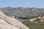 Am Cajon Pass den 26.06.2026 rollte der Zug gezogen von der BNSF, aus Richtung Bastrow in Kalifornien, nach Los Angeles. Dies ist wohl die �lteste Strecke mit 30 Promille Steigung bzw Gef�lle. Im Hintergrund der Freeway 15. 