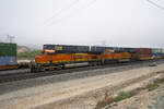 Am 27.06.2026 kam dieser Containerzug durch den Cajon Pass aus Barstow kommend. Die BNSF Maschinen rollen nun an nur noch abw�rts Richtung San Bernadino in Kalifornien. Der Zug dahinter muss die Steigung von circa 20 Promille nach Barstow erstmal bew�ltigen. Wenn man durch die L�cke schaut, sieht man den anderen Teil des hinteren Zuges den Berg hoch fahren. An diesem Morgen war es anfangs sehr k�hl. 