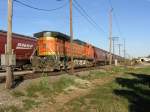 Die BNSF Lok 5295 schiebt einen langen Gterzug nach. Aufgenommen am 25.11.2007 in Rosenberg (bei Houston, Texas).