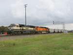 Die BSNF Loks 9762 und 6064 (dieses Lok trgt bereits das neue BNSF Logo) mit einem Gterzug am 21.11.2007 in Sealy (bei Houston, Texas).