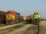 BNSF Loks mit verschiedenen Lackierungen: Links Lok 5209 mit oranger BNSF Lackierung, rechts Lok 6334 mit BN Lackierung und weiter hinten in der Mitte eine Lok mit der Santa Fe Lackierung.