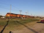 Vier BNSF Loks bespannen am 4.12.2007 einen langen Gterzug, aufgenommen in Rosenberg (bei Houston, Texas).