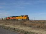 Zwei BNSF Loks sind mit einem Gterzug zwischen Dallas und Amarillo unterwegs. (2.1.2008)