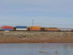 Eine Zugbegnung im US Bundesstaat New Mexico: Im Vordergrund ist ein Containerzug unterwegs, whrend dahinter ein Gterzug mit BNSF Loks fhrt. 3.1.2008.