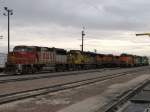 BNSF Loks mit verschiedenen Lackierungen und Logos am 5.1.2008 in einem BW in Phoenix (Arizona): Am linken Gleis steht ganz vorne Lok 126 mit Santa Fe Lackierung, aber bereits mit BNSF Logo, gefolgt von der BNSF Lok 8709 mit gelbgrauer Santa Fe Lackierung, danach kommt Lok 8627 mit BNSF Lackierung und alten BNSF Logo. Auf dem rechten Gleis steht ganz vorne die BNSF Lok 2014 mit BNSF Lackierung und neuem BNSF Logo, danach kommt Lok 2358 mit BN (Burlington Northern) Lackierung. Als letzte in der Reihe steht 2458 mit Santa Fe Lackierung.