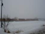 Ein paar Diesellokomotiven (z.B. 4873) der BNSF am 26.01.2006 bei einem Blizzard zwischen Fargo(ND) und Detroit Lakes(MN). Leider ist durch das Fotografieren aus einem fahrenden Auto und durch den Schneesturm, wo man teilweise keine 50m weit sehen konnte nicht alles bestens zu sehen. Ich frage mich auch, warum die BNSF so weit nrdlich noch fhrt. Frher gehrte die Strecke der Great Northern Railroad.