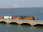 Die BNSF Loks 7568 und 4014 (Dash 9) berqueren mit einem Gterzug die Brcke zwischen dem Festland und der Insel Galveston (Texas).