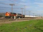 Die BNSF Loks 9390 (SD70ACe) und 9496 (SD70MAC) mit einem leeren Kohlezug am 19.2.2008 in Rosenberg (bei Houston, Texas).