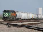 Die BNSF Lok 6381 (SD40-2, trgt noch BN Lackierung) und eine orange BNSF Lok mit einem Gterzug am 24.2.2008 in Galveston (Texas).