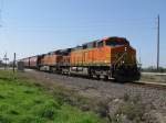 Die BNSF Loks 5139 und 4665 (beide Dash 9) mit einem Gterzug am 24.2.2008 in Galveston (Texas).