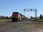 Die BNSF Loks 5825 (Dash 9) und 9876 (SD70MAC) bespannen einen leeren Kohlezug. Aufgenommen am 27.2.2008 in Sealy (bei Houston, Texas).