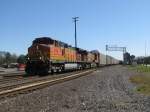 Die BNSF Loks 4124 und 4545 (beide Dash 9) mit einem Gterzug am 27.2.2008 in Sealy (bei Houston, Texas).