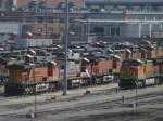 Reihenweise BNSF Loks sind am 2.3.2008 in einem BW der BNSF in Kansas City abgestellt.