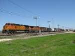 Die BNSF Loks 5456 (Dash 9) und 8629 (B40-8) mit Gterzug am 5.3.2008 in Rosenberg (bei Houston, Texas).