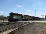 Eine GP50 und eine GP35 der BNSF mit einem Gterzug am 11.3.2008 in Sealy (bei Houston, Texas).