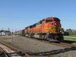 Die BNSF Loks 8979 (SD70MAC) und 5626 (Dash 9) mit einem Kohlezug in Sealy (bei Houston, Texas).