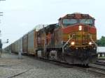 Zwei BNSF Diesellokomotiven ziehen ein Autozug durch Augusta, Kansas am 08.07.2009. Leider war das Wetter nicht ganz meinen Vorstellungen entsprechend...