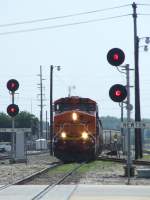 Eine Dash-9 der BNSF an der Spitze eines 110 Wagen Getreidezuges am 09.07.2009 in Newton, Kansas.