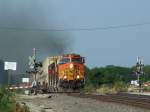 Rose Hill, Kansas am 12.07.2009... Ich glaube jeder, der schon mal in USA war, kann sich vorstellen was in diesem Bild Soundtechnisch abging =) Die BNSF Loks sogar unter Vollgas die Steigung hoch...