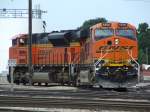 Eine BNSF Dash-9 (vordere) und eine SD-70 (hintere) beim Rangieren in Newton, Kansas am 13.07.2009.