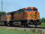 Portraitaufnahme einer Dash-9 der BNSF mit noch alter Lackierung am 17.07.2009 in Rose Hill, Kansas.