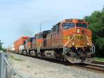 Eine 3-fach Traktion Dash-9 der BNSF durchfaehrt am 17.07.2009 Rose Hill, Kansas.