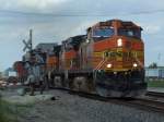 Ohne Sonne wirkt alles gleich anders... Ein BNSF Gueterzug, gezogen von Dash-9s am 18.07.2009 in Rose Hill, Kansas.