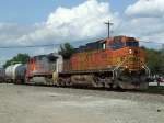 Gemeinsam mit einer weiteren Dash-9 in noch alter Santa Fe Lackierung, zieht eine Dash-9 der BNSF einen Kesselzug durch Rose Hill, Kansas am 18.07.2009.