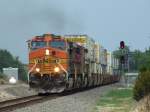 Eine Doppeltraktion Dash-9 zieht am 20.07.2009 einen Twin-Stack Containerzug der BNSF zwischen Augusta und Rose Hill in Kansas.